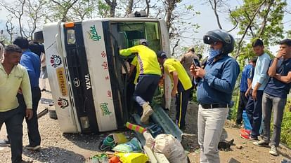 टिहरी जिले में सड़क हादसा, यात्रियों से भरी बस पलटी