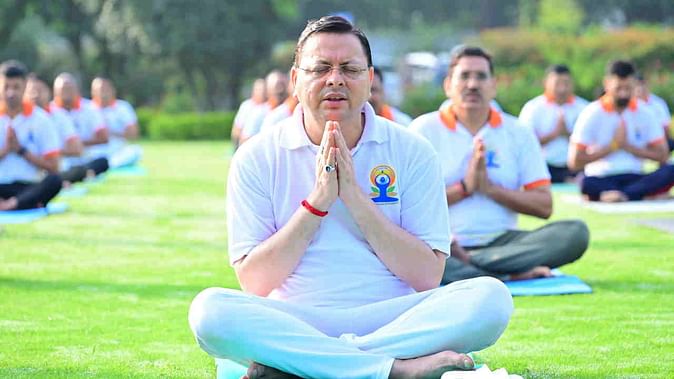 सीएम पुष्‍कर सिंह धामी ने किया योगाभ्‍यास, योग को नियमित दिनचर्या का हिस्सा बनाएं