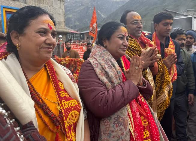 दिल्ली सरकार के 100 दिन का कार्यकाल पूरा होने पर मुख्यमंत्री रेखा गुप्ता में केदारनाथ और बदरीनाथ धाम के किए दर्शन
