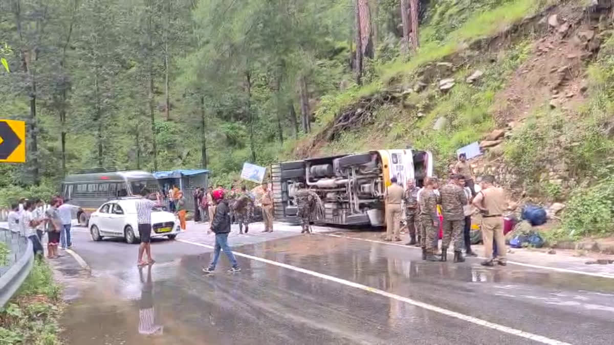 बदरीनाथ हाईवे पर सोनल के पास अनियंत्रित होकर जवानों की बस पलटी, मौके पर मचा हड़कंप