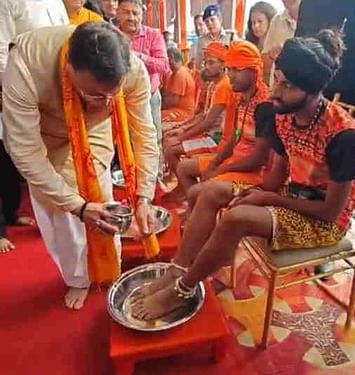हरिद्वार में सीएम धामी ने पैर धोकर किया कांवड़ियों का स्वागत,मंगलमय यात्रा के लिए की कामना