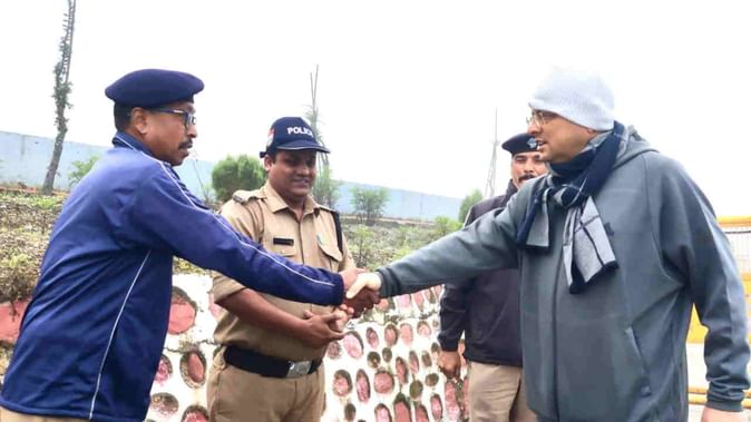 मॉर्निग वॉक पर निकले सीएम तो सुरक्षाकर्मियों से भेंट कर जाना हाल -चाल