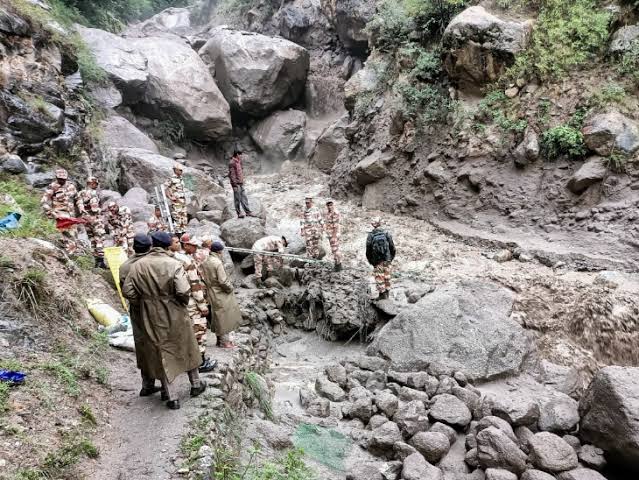 धराली में रेस्क्यू का तीसरा दिन, राहत कार्यों में जुटी टीमें , प्लान-B के तहत हवाई मदद जारी