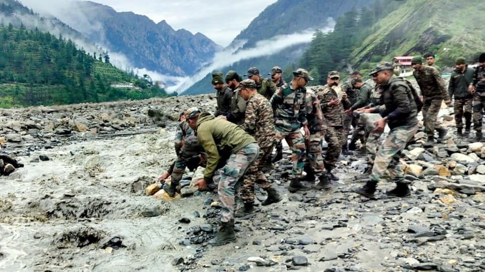 धराली गांव में फंसे 200 लोगों को निकालने के लिए रेस्क्यू ऑपरेशन जारी, मलबे के बीच जिंदगी की तलाश
