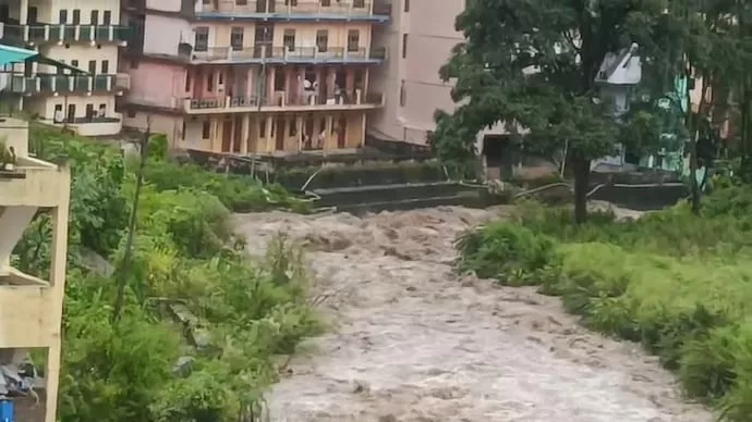 टिहरी चमोली और रुद्रप्रयाग में बादल फटने से मची तबाही, एक महिला की मौत, कई लापता