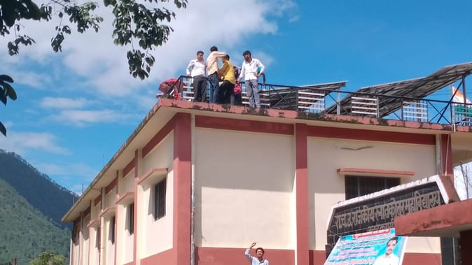 उत्तरकाशी में फेल किए जाने पर नाराज छात्र नेता कॉलेज की छत पर चढ़े