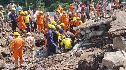 पिता 16 घंटे बाद जिंदा बचे पर नहीं बच सकी मां-बच्चों की जान, मलबे से निकाला गया तीनों का शव