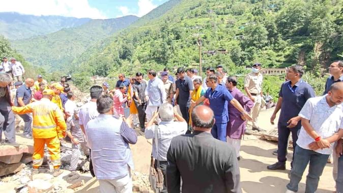 चमोली नंदानगर पहुंचे सीएम धामी, राहत बचाव कार्यों का किया स्थलीय निरीक्षण
