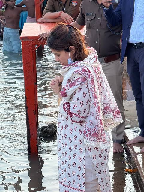 पूर्व भारतीय कप्तान महेंद्र सिंह धोनी की पत्नी साक्षी पहुंची, हरिद्वार में मां गंगा की पूजा अर्चना