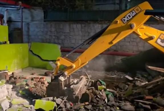 देर रात प्रशासन हरकत में, सरकारी भूमि पर बने अवैध मजारों को हटाने का अभियान शुरू