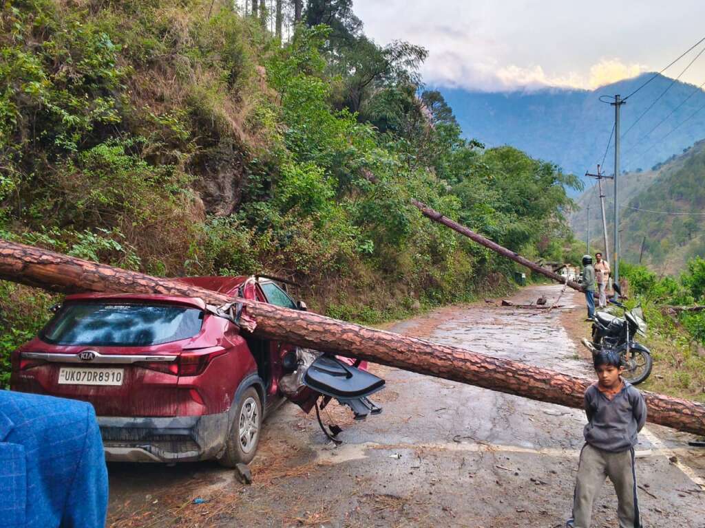 उत्तराखंड : खराब मौसम..भारी तूफान से गाड़ी के ऊपर गिरा विशालकाय पेड़.. लोग बाल बाल बचे